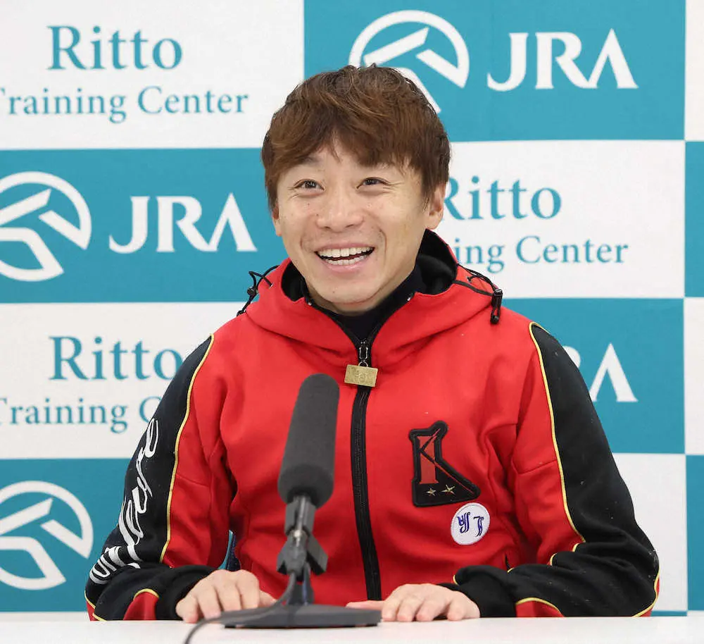 スプリンターズSの共同会見で笑顔を見せる池添謙一