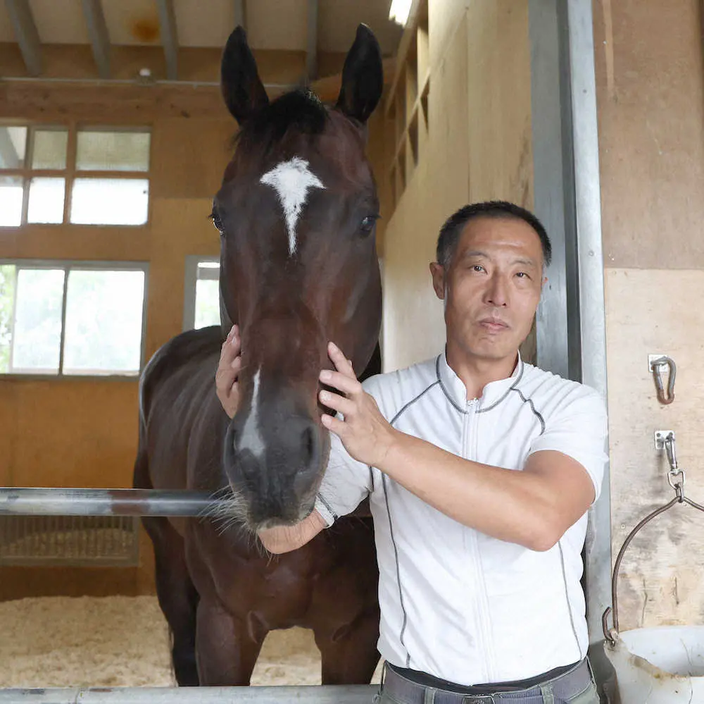 スプリンターズSに出走するトゥラヴェスーラと岩倉厩務員（撮影・亀井直樹）