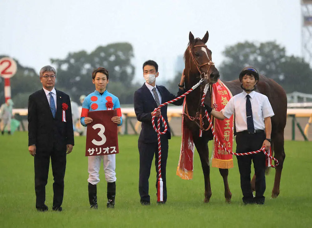 ＜東京11R＞毎日王冠を制したサリオスと（左から）堀師、松山　（撮影・西川祐介）