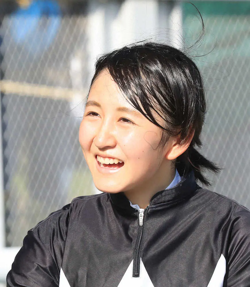 ＜新潟9R＞グランスラムアスクに騎乗し粟島特別を制し笑顔の古川　（撮影・西川祐介）