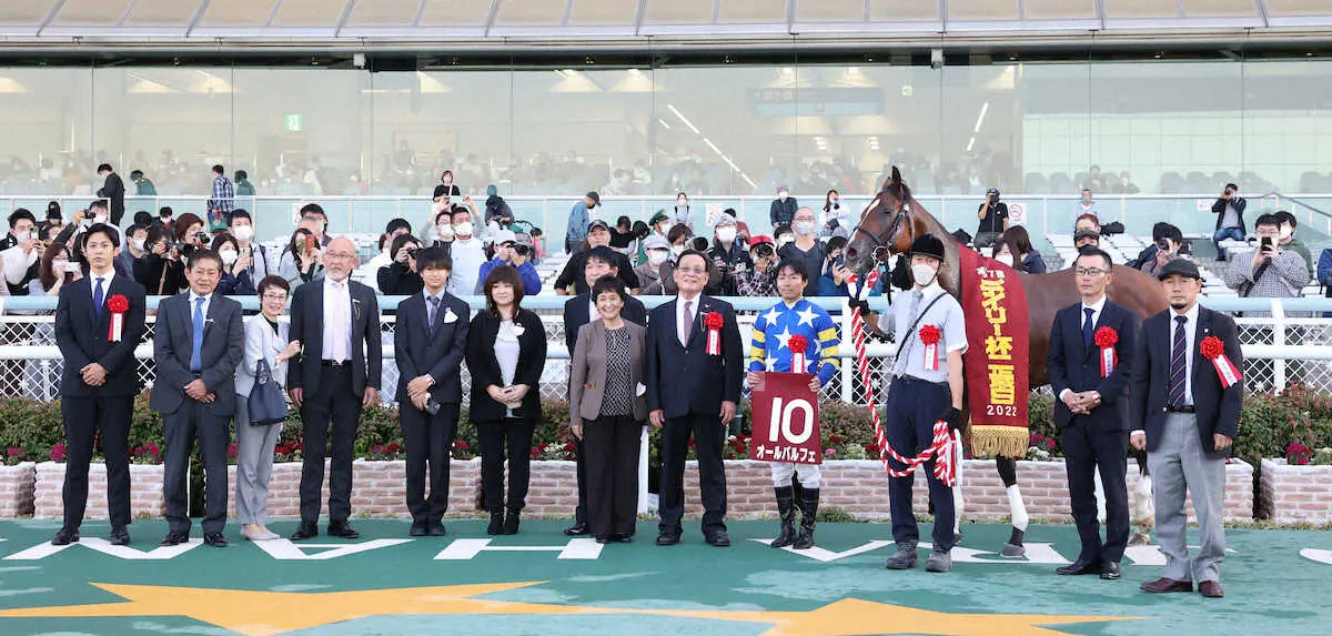 ＜デイリー杯2歳S＞レースを制したオールパルフェ、大野拓弥騎手（右から4人目）、和田雄二調教師（右端）（撮影・亀井　直樹）