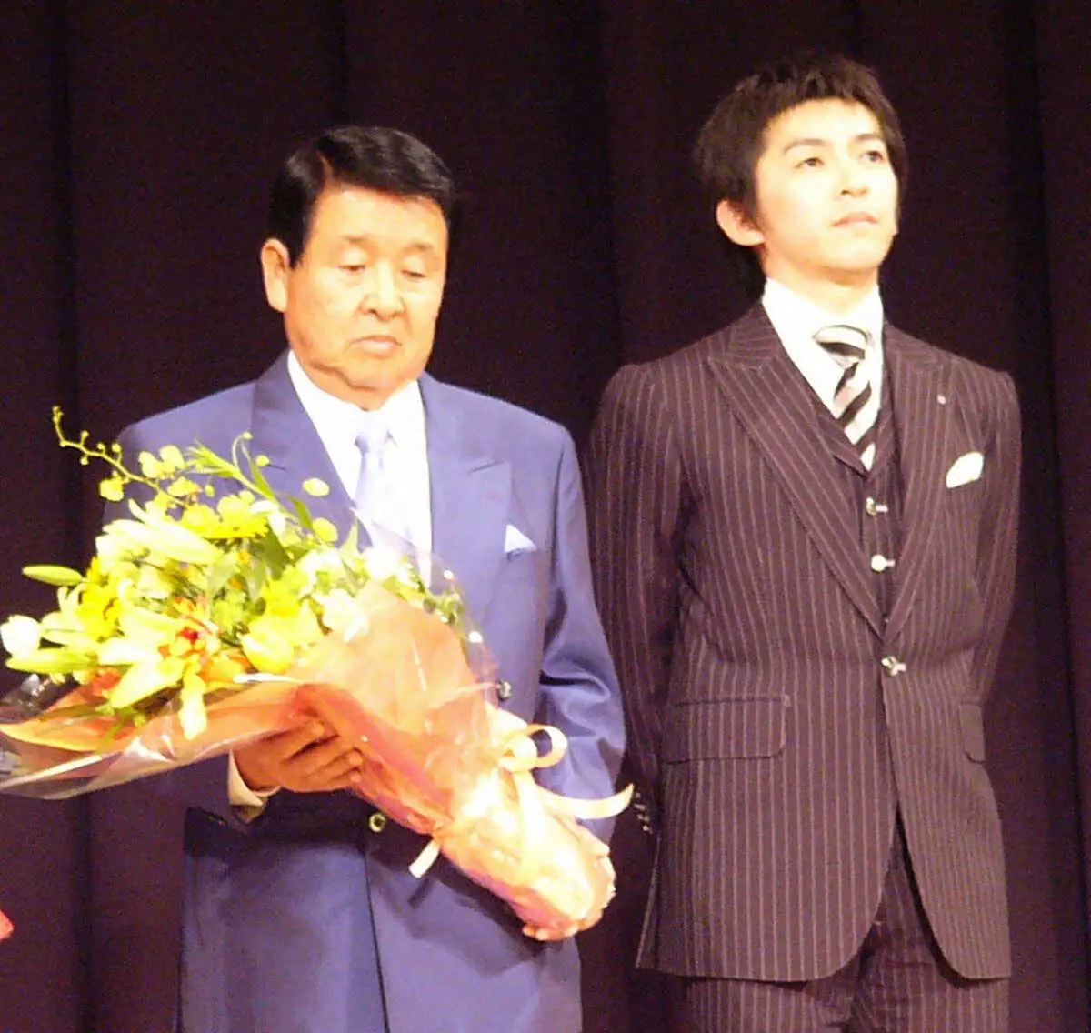 06年3月、北橋元調教師（左）の引退パーティーでスピーチをした福永は涙をこらえる
