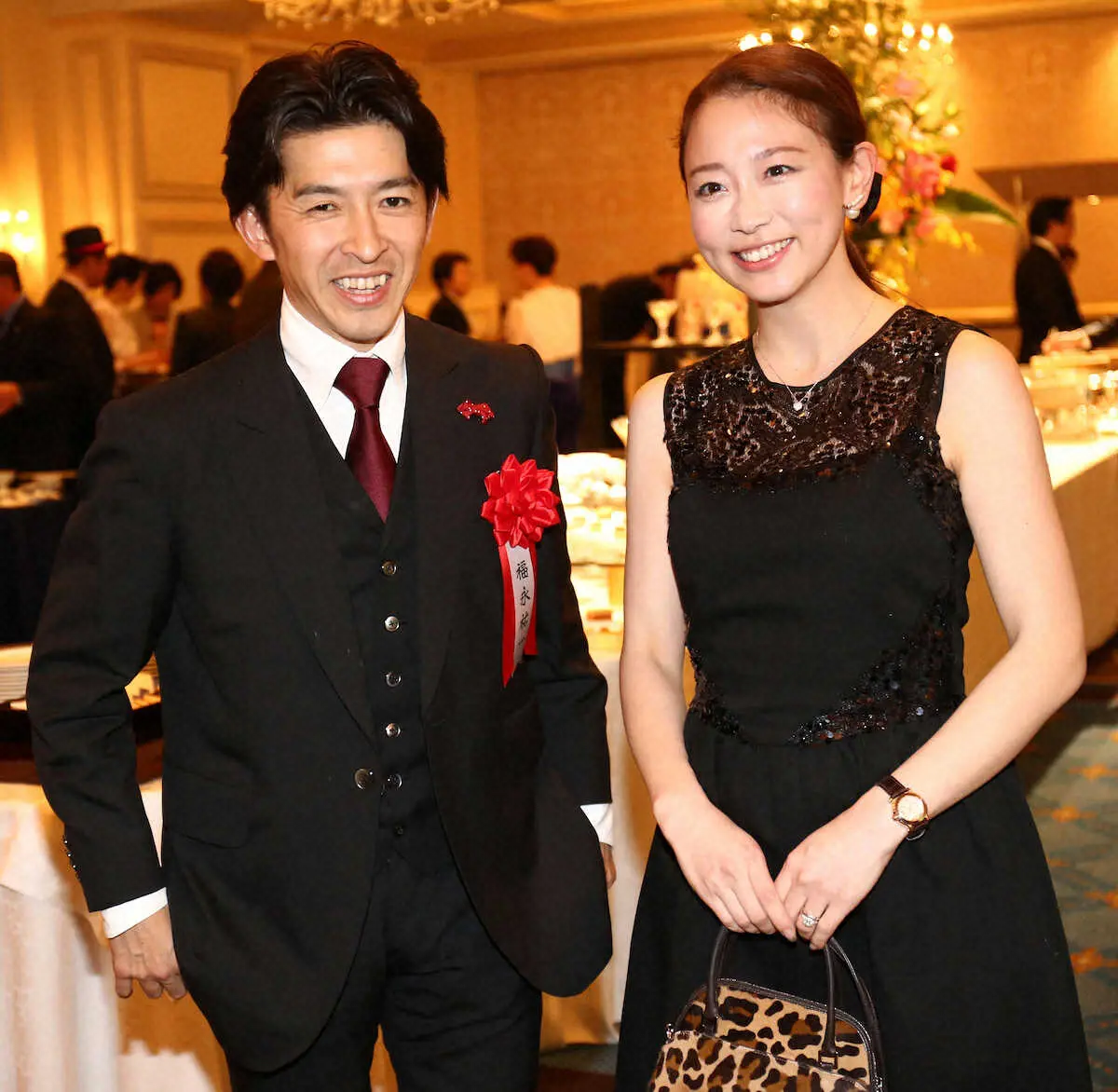 笑顔で記念写真に納まる福永祐一騎手（左）と夫人でフリーアナウンサーの松尾翠（13年11月撮影）