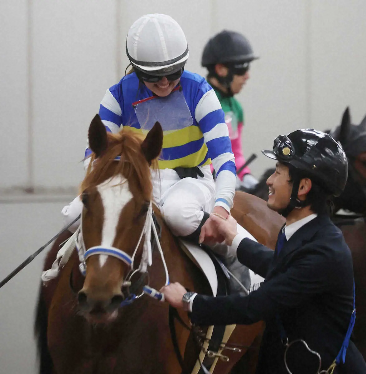 ＜中京5R＞ベンダバリラビアに騎乗し、JRA通算50勝を達成し笑顔で握手する今村（撮影・椎名　航）