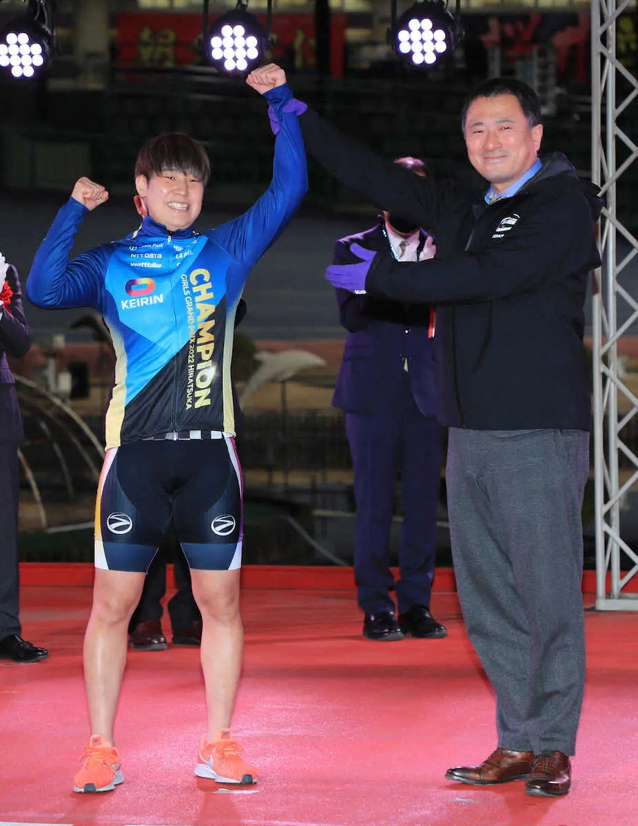 優勝した柳原（左）は師匠の市田佳寿浩氏に祝福される（撮影・篠原岳夫）