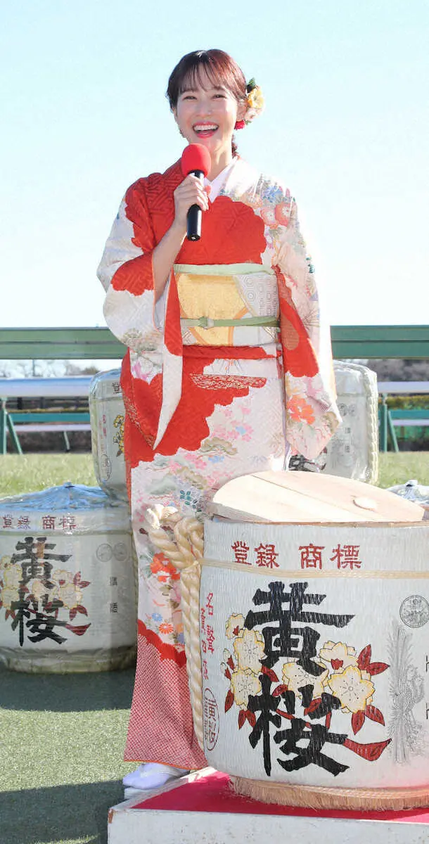 ＜中山競馬＞新年の鏡抜きを行った鷲見玲奈（撮影・村上　大輔）