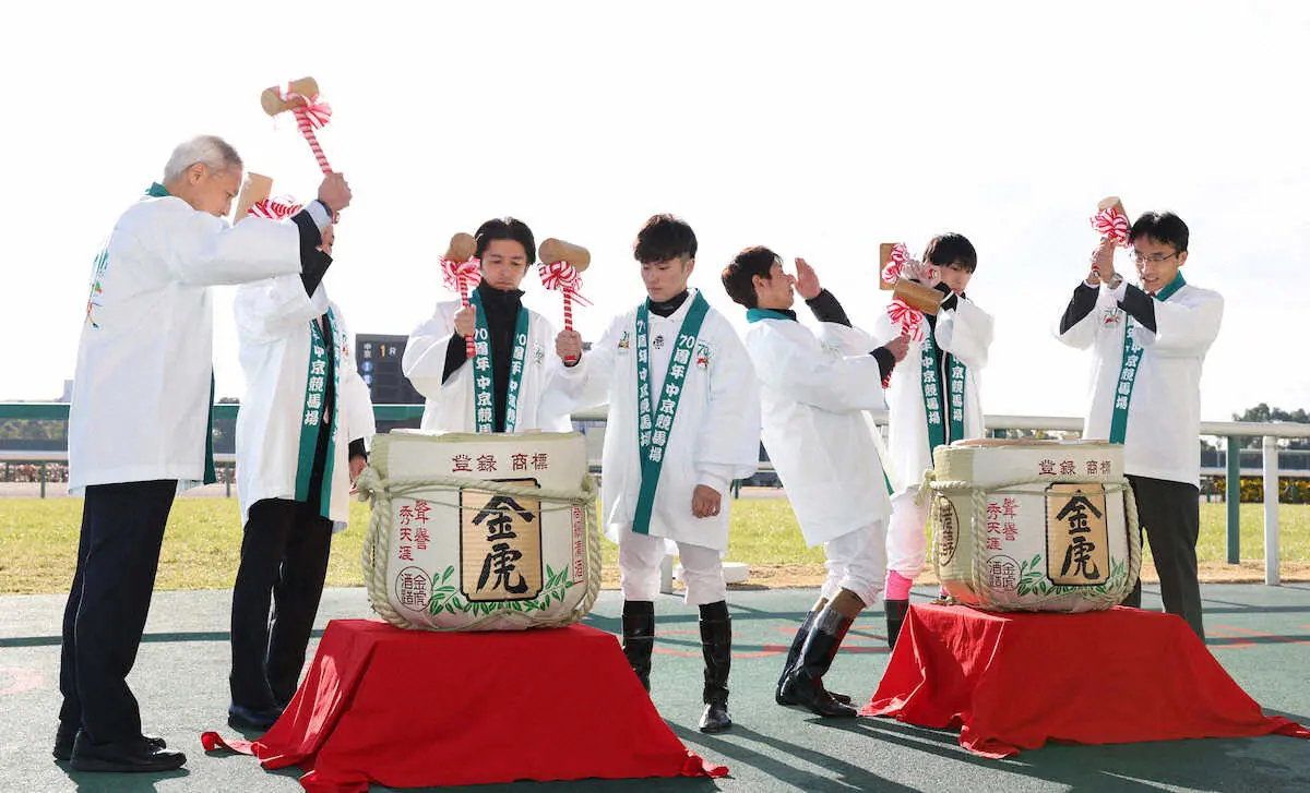 ＜中京競馬＞鏡開きを行う福永祐一騎手（左から3人目）ら　（撮影・亀井　直樹）