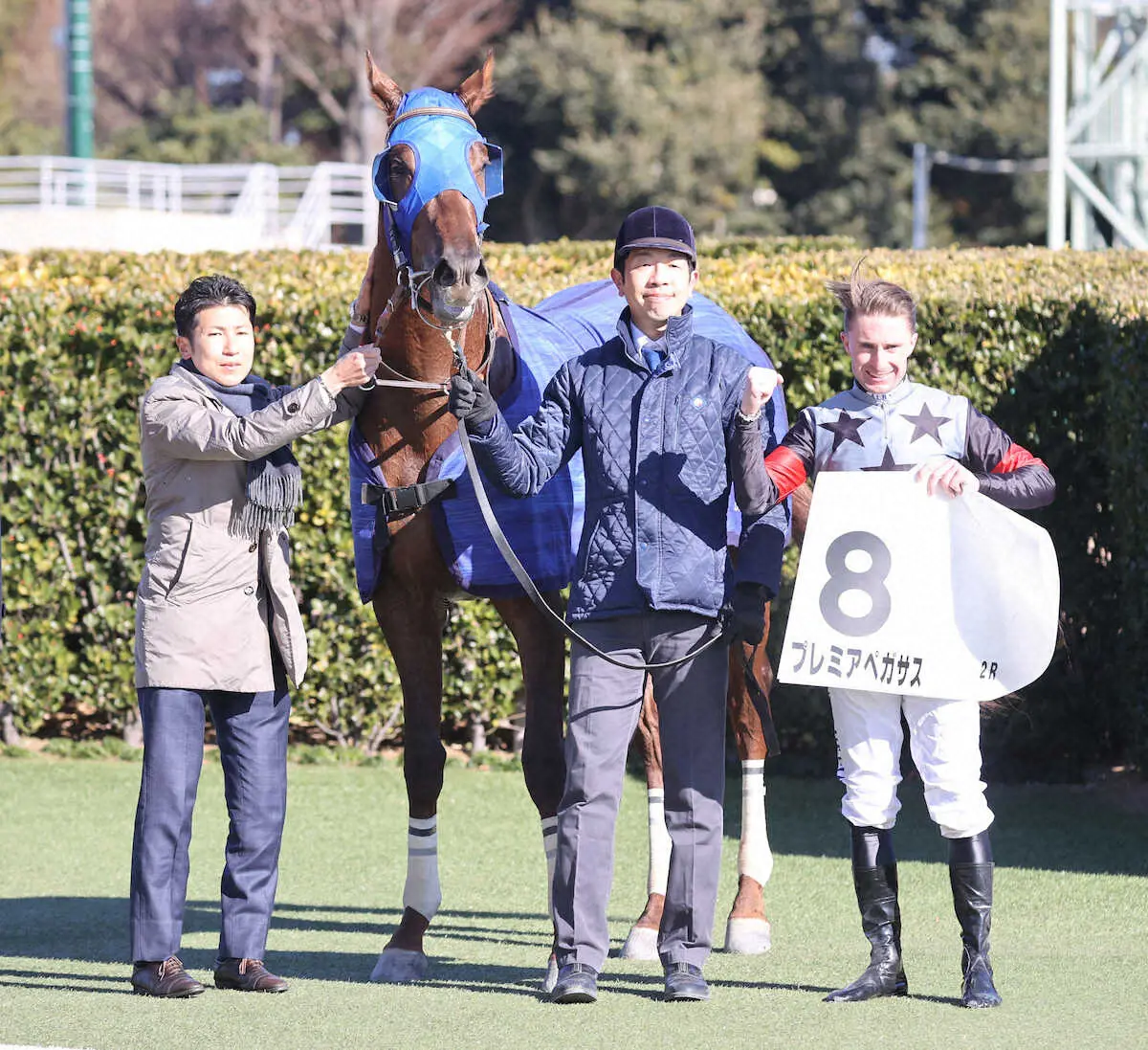 ＜中山2R＞プレミアペガサスでレースを制したバシュロ（右）はガッツポーズ。左は田中師（撮影・村上　大輔）