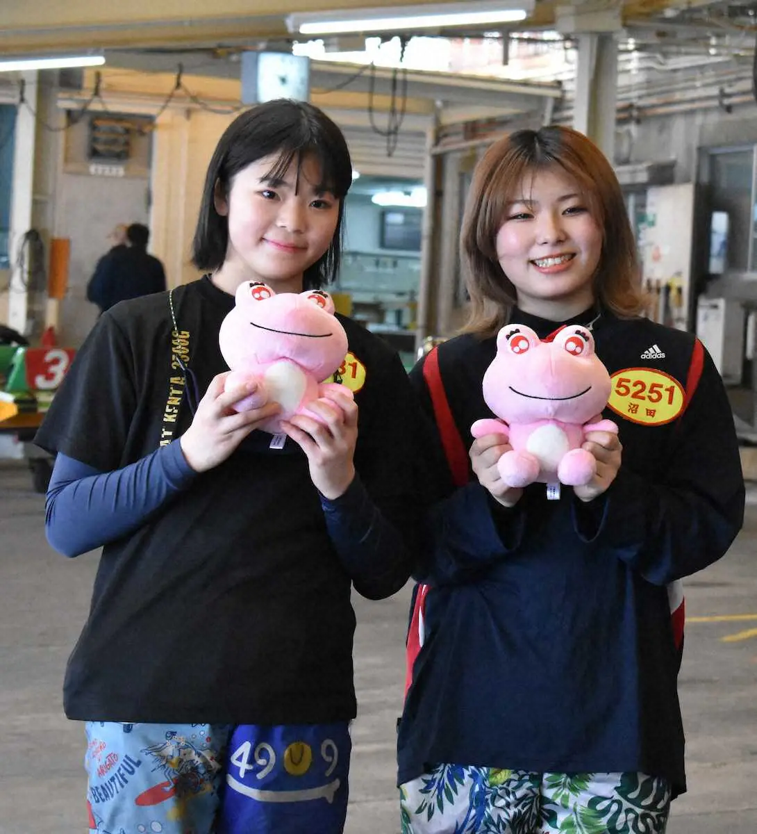 成人の日の祝福を受けた沼田七華（右）と井上遥妃