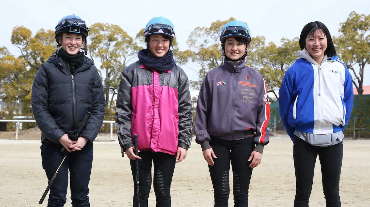 15日の小倉12Rで騎乗する（左から）藤田菜七子、永島まなみ、古川奈穂、今村聖奈