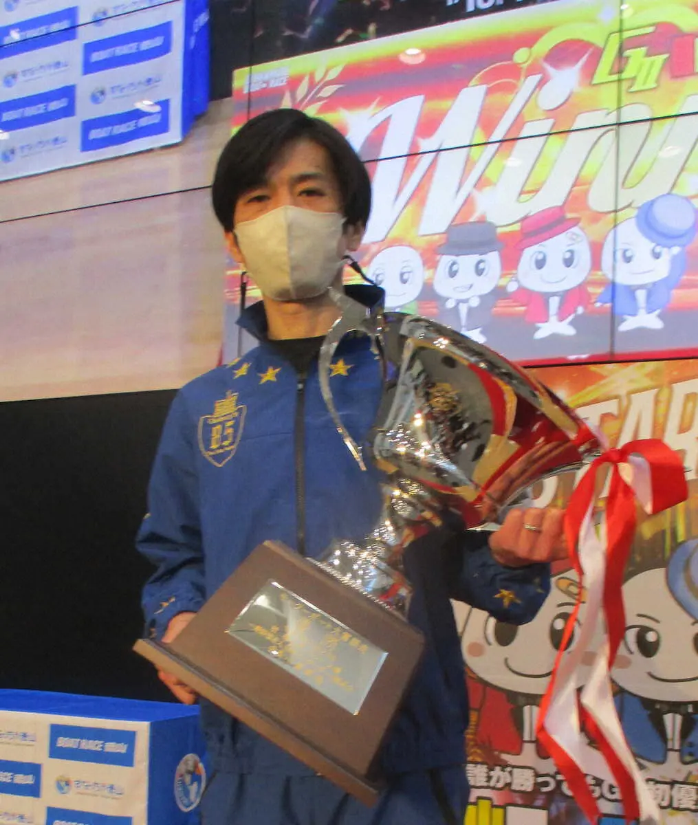 優勝カップを手にする田村