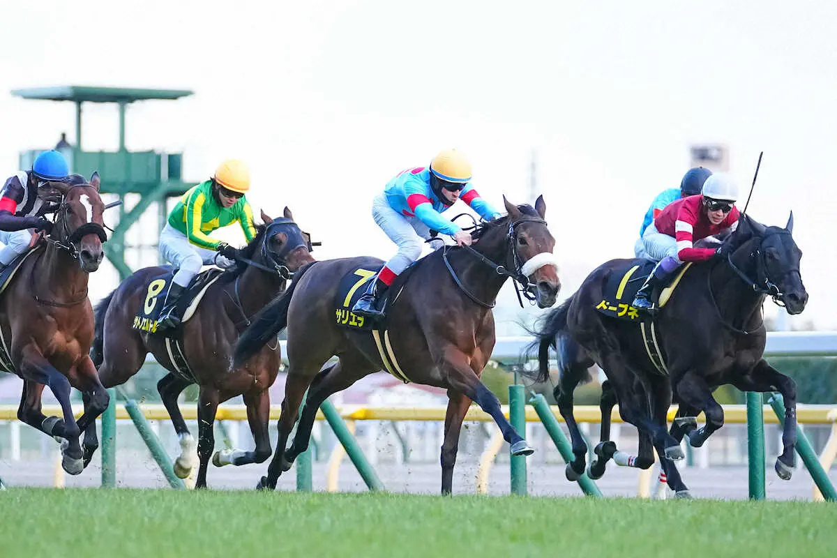 ＜白富士S＞レースを制したサリエラ（中央、鞍上ルメール）右は2着のドーブネ（鞍上は武豊）（撮影・会津　智海）
