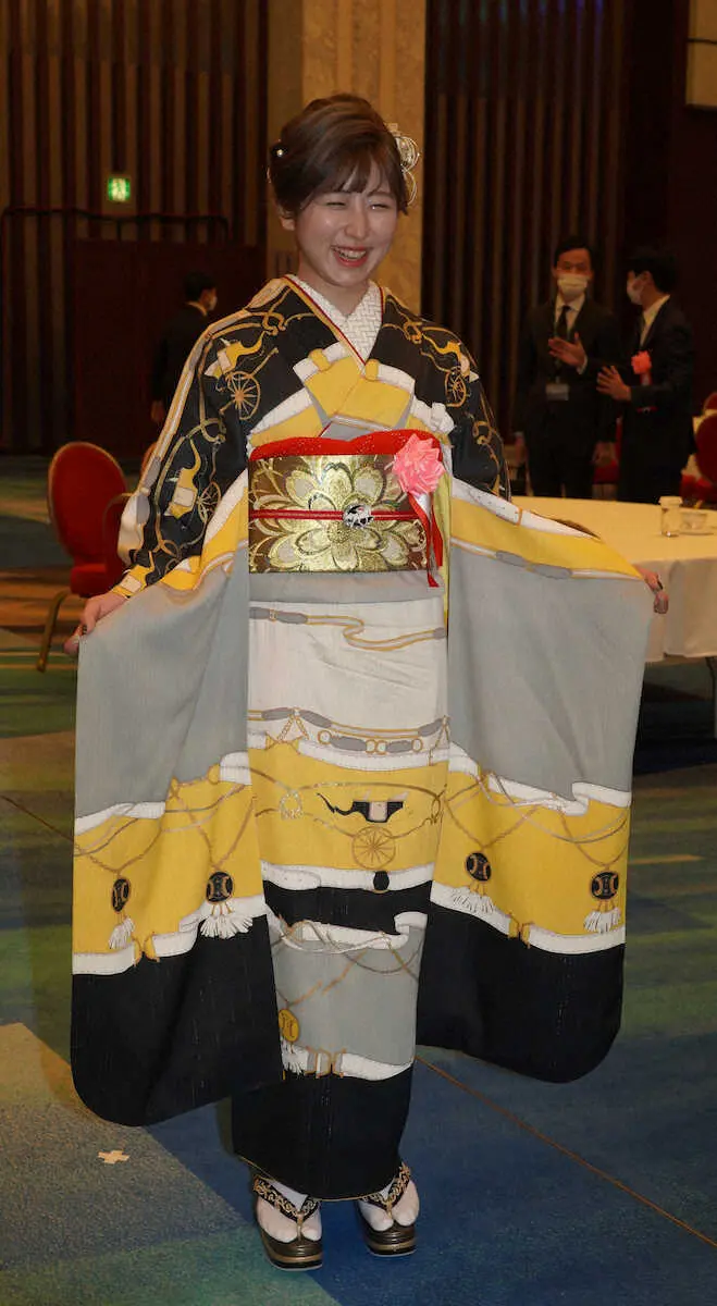 最多勝利新人騎手に選ばれ笑顔でポーズをとる今村（撮影・郡司　修）