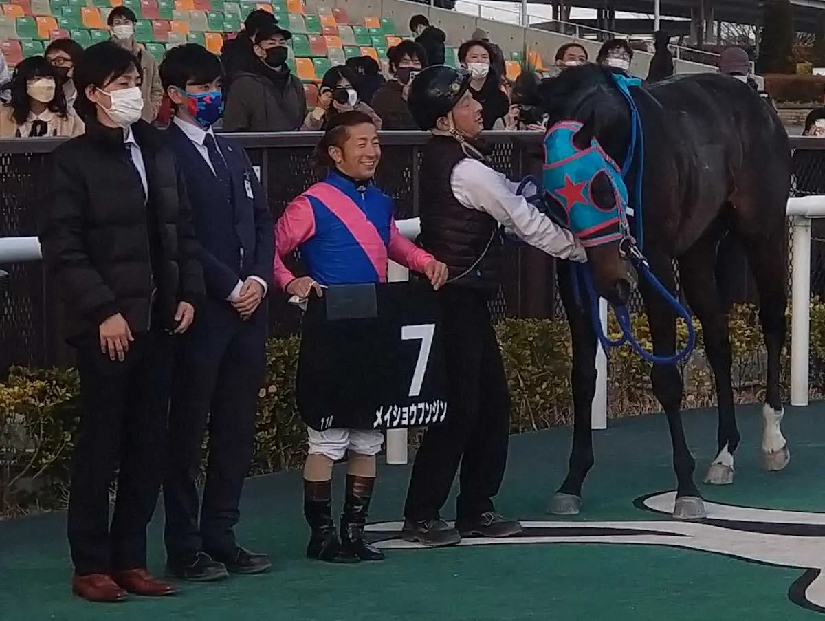＜中京11R・アルデバランS＞オープン初勝利を飾ったメイショウフンジンと酒井（右から2人目）