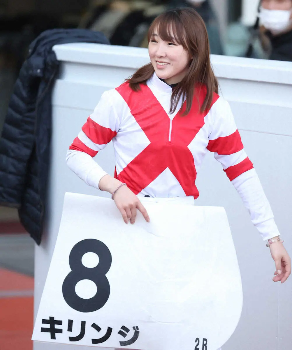 ＜阪神2R＞キリンジで勝利し笑顔の永島まなみ騎手（撮影・亀井　直樹）
