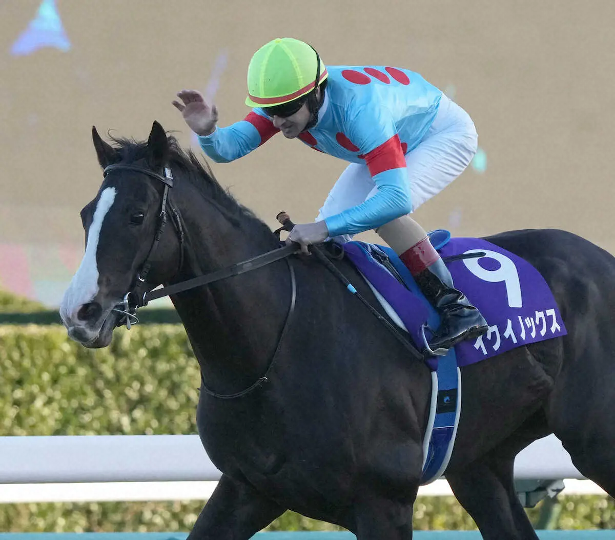 22年有馬記念を制したイクイノックス。鞍上のルメールは愛馬をいたわる（撮影・郡司　修）
