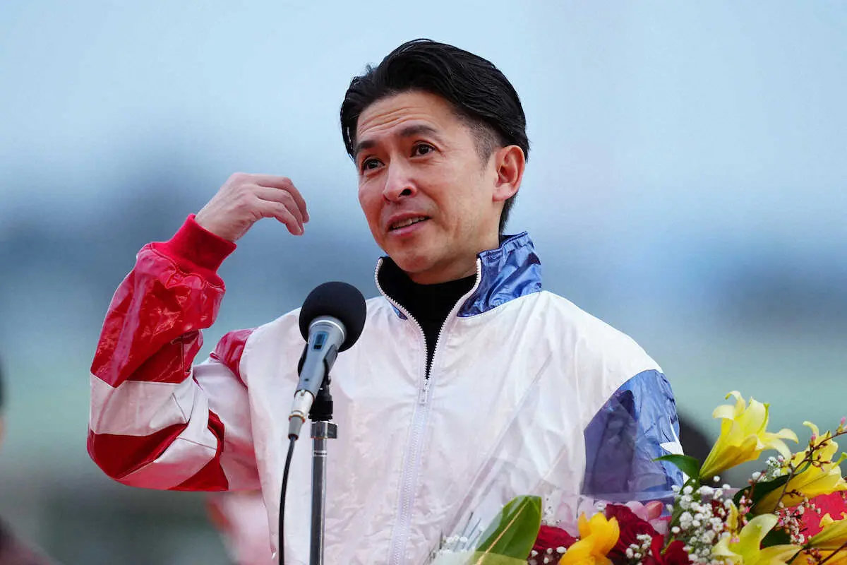 国内最終騎乗後インタビューのあいさつ中、涙がこみあげる福永（撮影・河野　光希）　