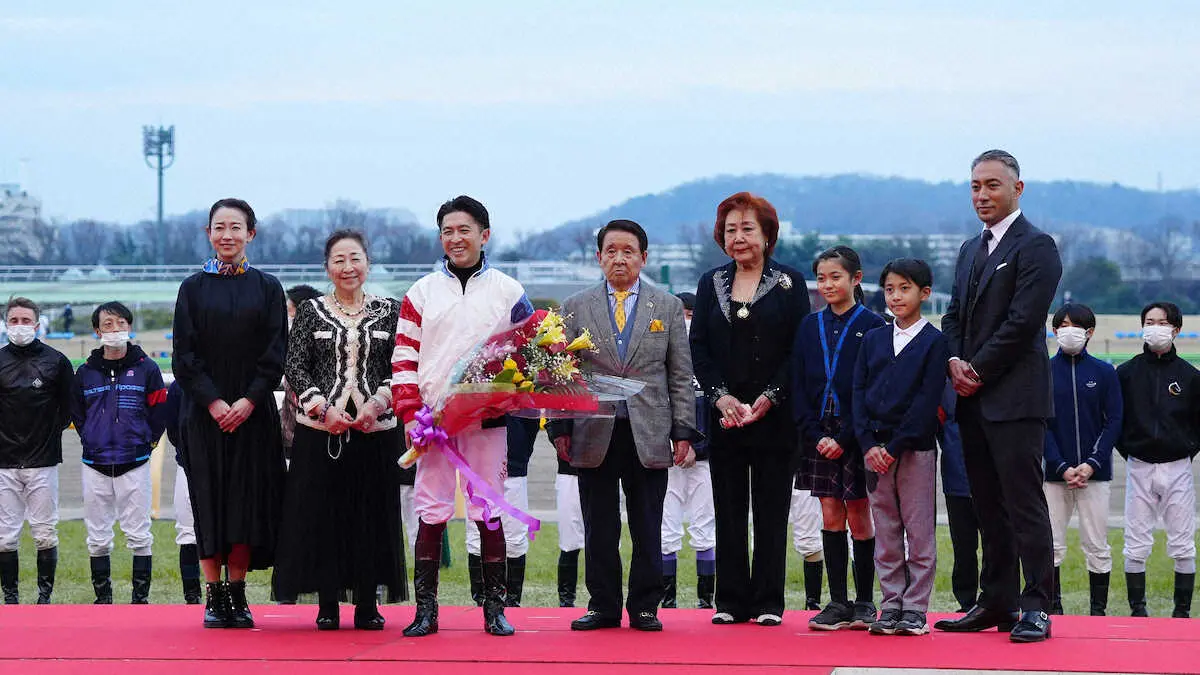 翠夫人（左端）、北橋元調教師（左から4人目）、市川ぼたん（右から3人目）、市川新之助（右から2人目）、市川團十郎白猿（右端）らと記念撮影に臨む福永（撮影・河野　光希）