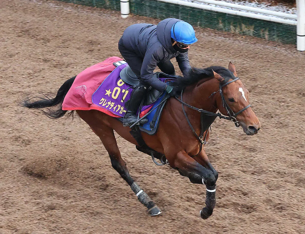 岩田望来を背に坂路を単走で追い切るグレナディアガーズ