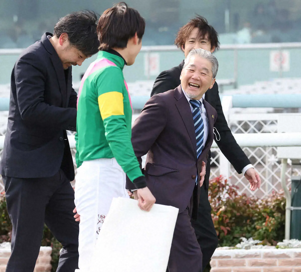 ＜阪神1R＞タガノアレハンドラで勝利し笑顔の五十嵐忠男調教師（右前方）（撮影・亀井　直樹）