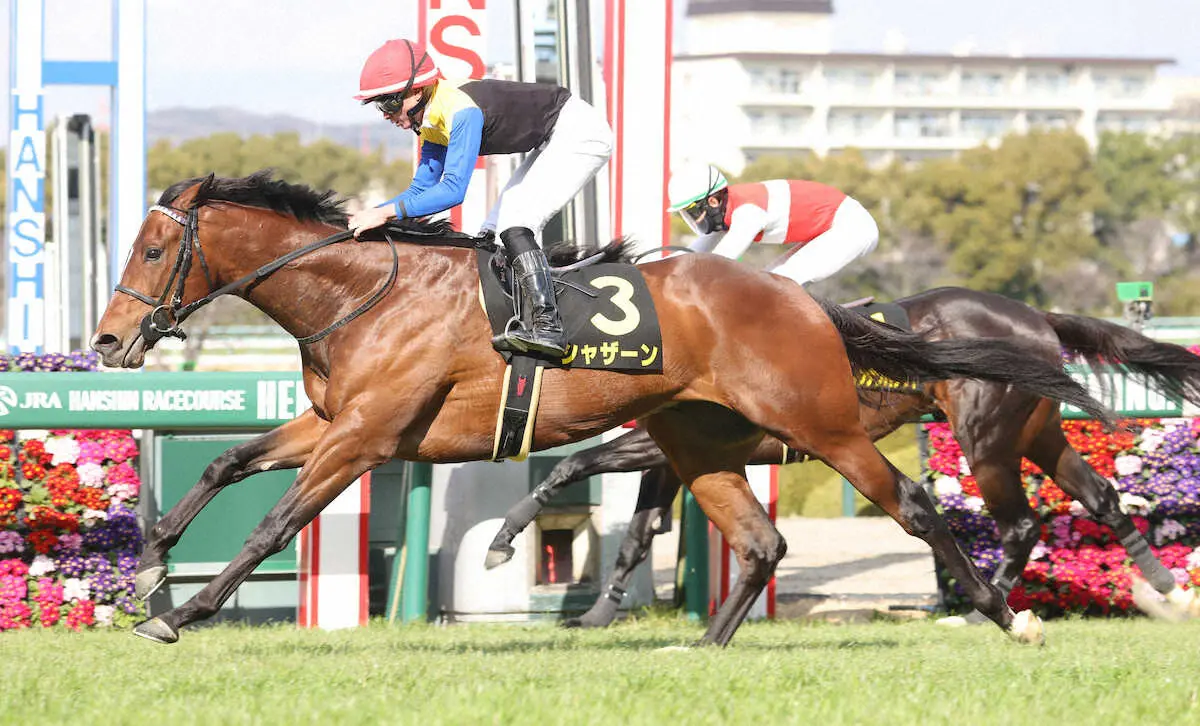 ＜すみれS＞ゴール前でショウナンバシット（奥）を捕らえ勝利するシャザーン（撮影・亀井　直樹）