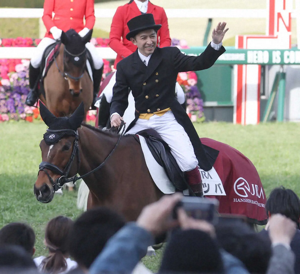 ＜チューリップ賞＞誘導馬に乗り観客に手を振る福永祐一　（撮影・亀井　直樹）