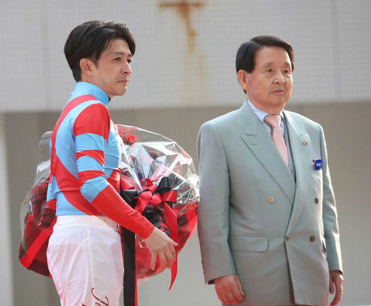北橋元調教師（右）から花束を受け涙する福永祐一（撮影・亀井　直樹）