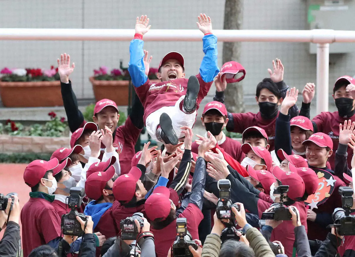 引退式で騎手仲間から胴上げされる福永祐一（中央）（撮影・奥　調）
