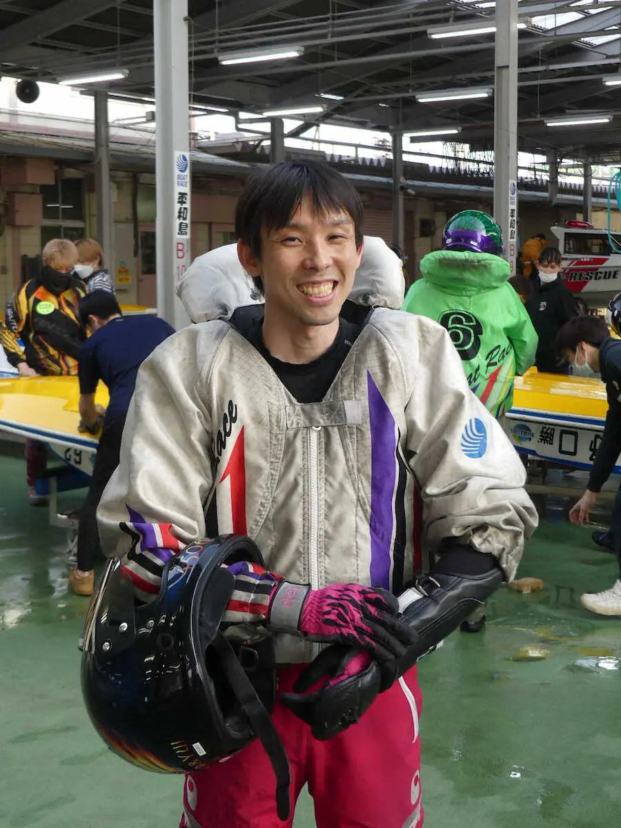準優12Rを逃げ切り、笑みを浮かべる稗田