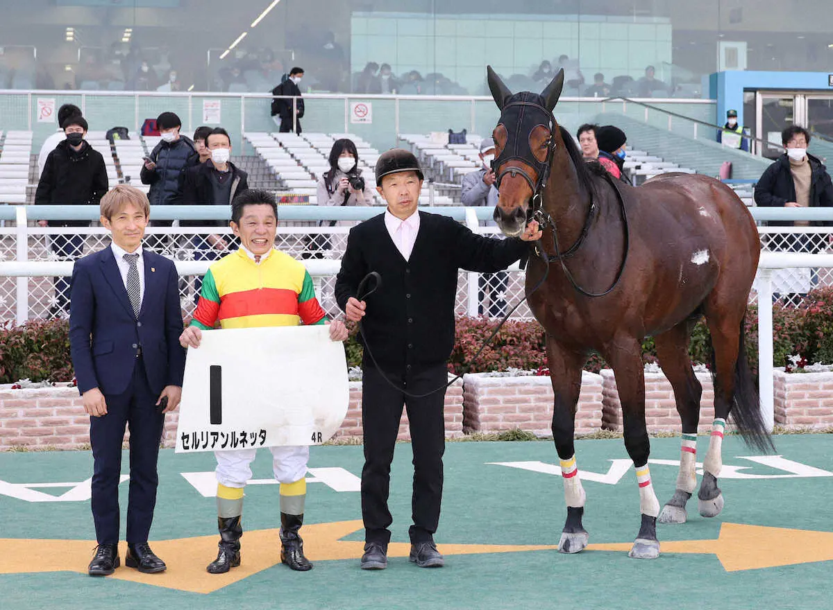 ＜阪神4R＞復帰後初勝利を飾った熊沢（左から2人目）（撮影・後藤　正志）