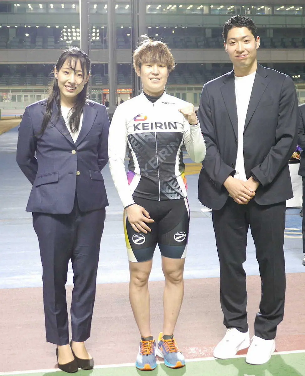 優勝した柳原（中央）は表彰式で高木真備さん（左）、萩野公介氏（右）に祝福される