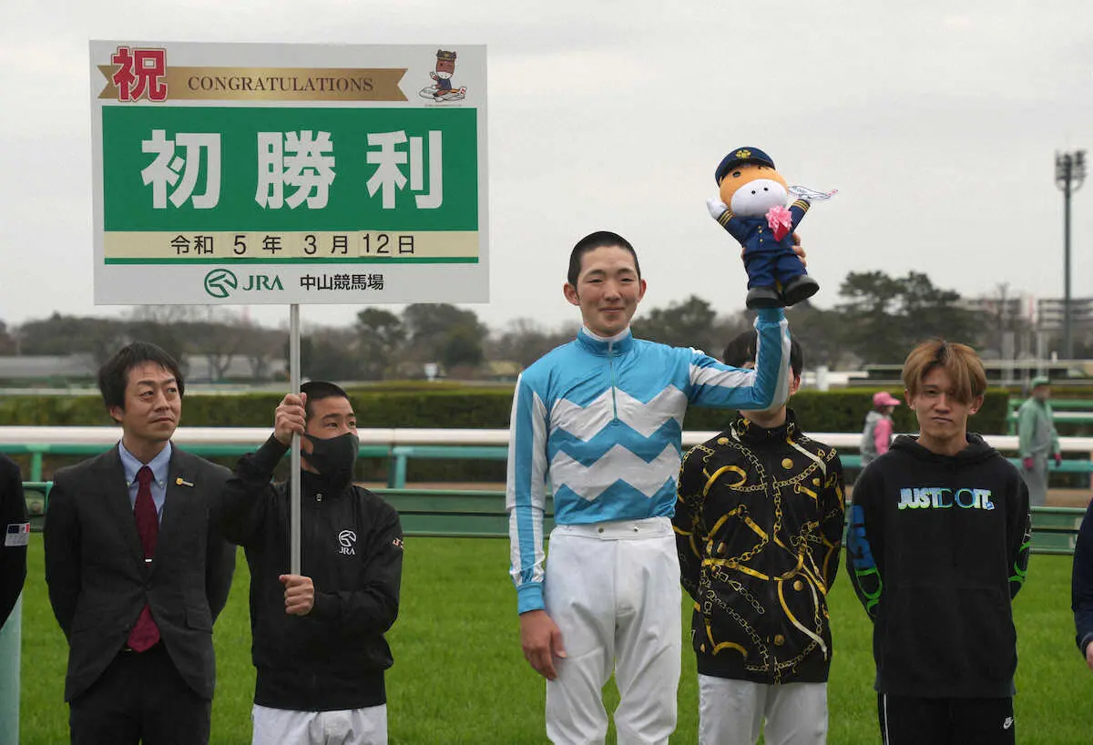 ＜中山・12R＞アメトリーチェに騎乗してJRA初勝利を挙げた小林勝（中央）