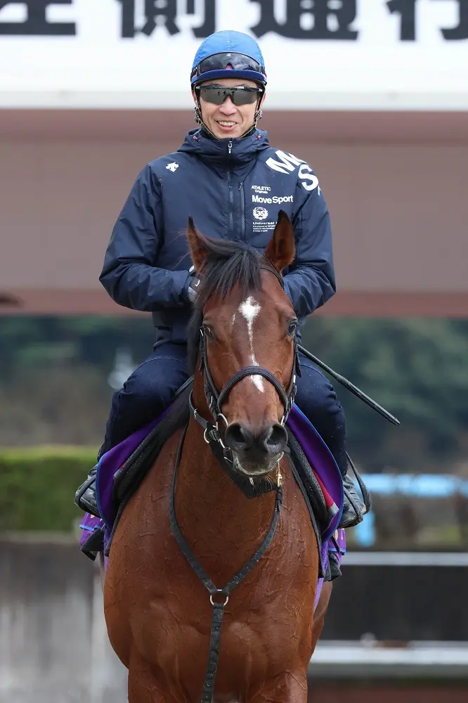 ２日、破格の時計で追い切りを終え、笑顔で引き揚げる武豊とドウデュース