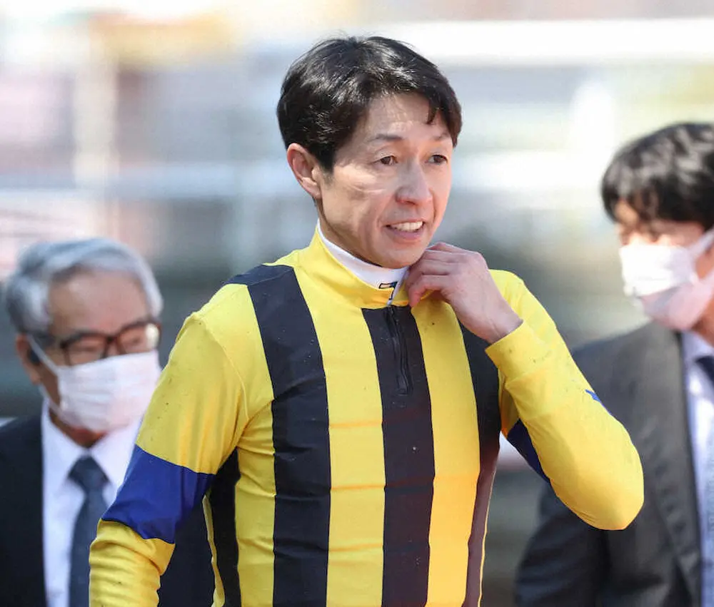 ＜阪神5R＞ソーダズリングで勝利した武豊騎手（撮影・亀井　直樹）