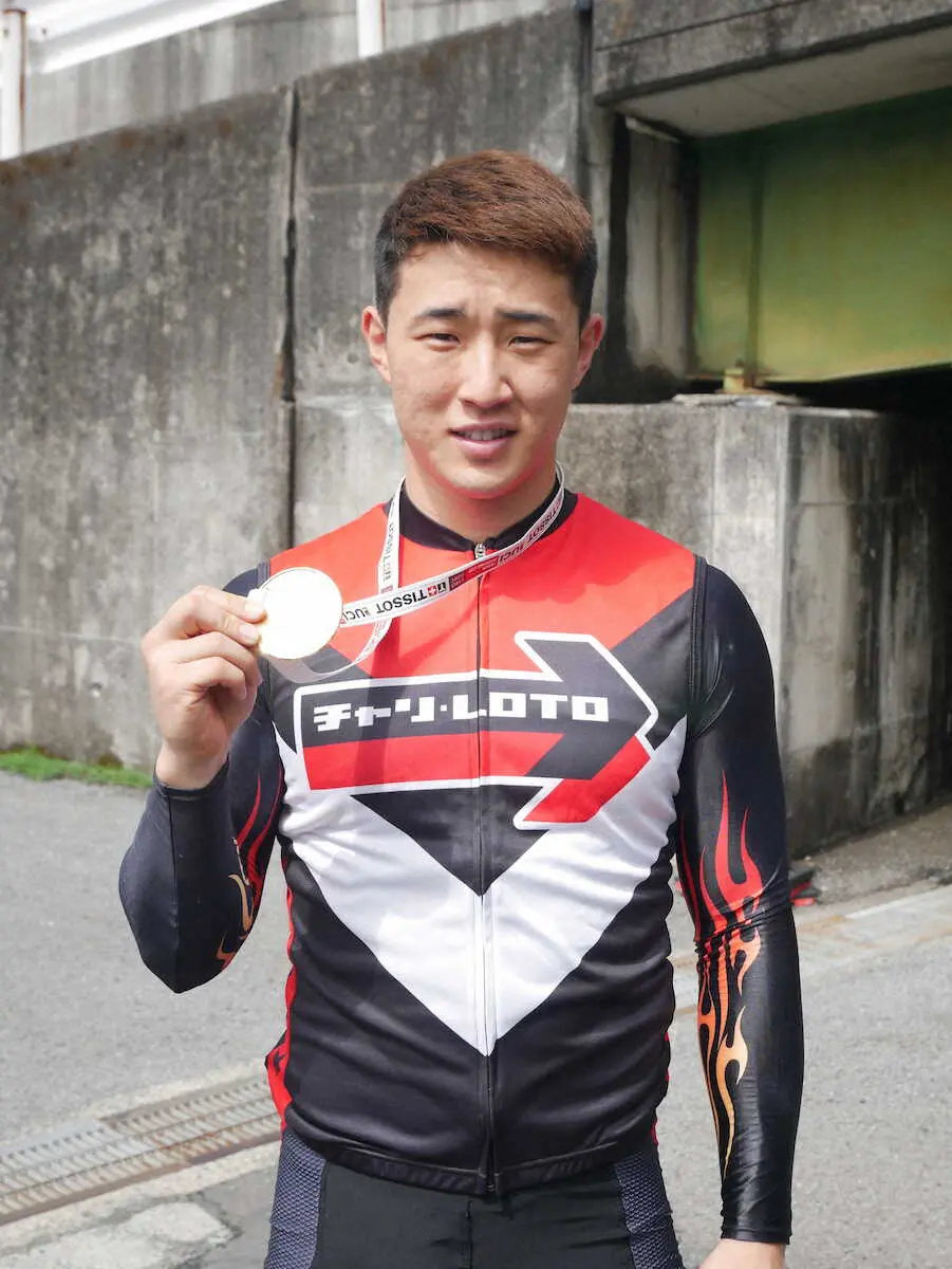 ＜小田原競輪場＞ネーションズカップの金メダルを片手に笑顔の中野慎詞