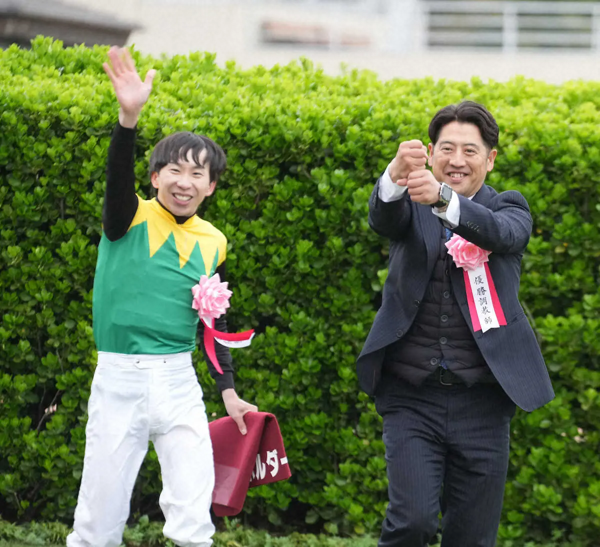 ＜日経賞＞タイトルホルダーでレースを制した横山和（左）と管理する栗田師は笑顔でポーズ（撮影・郡司　修）
