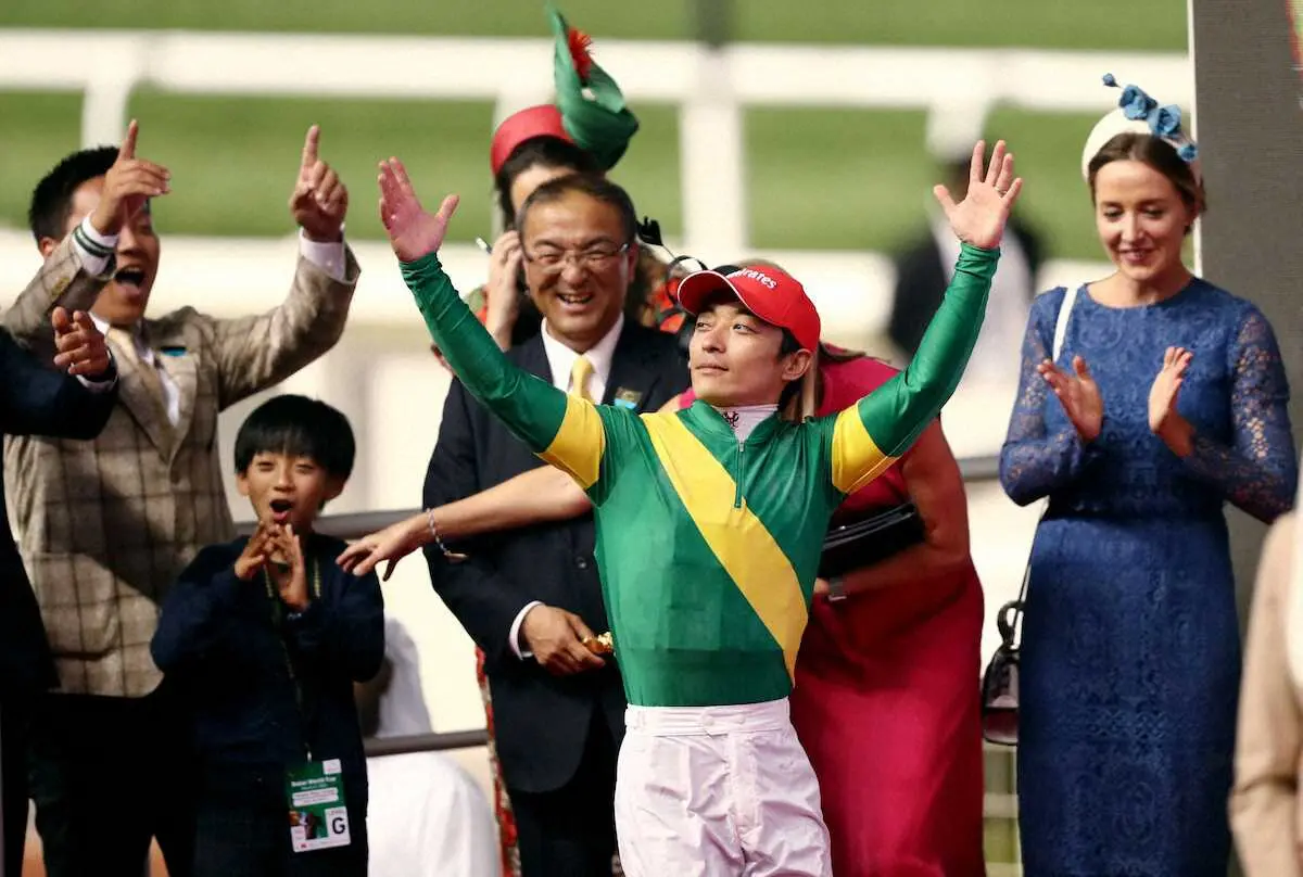 ドバイワールドカップを制し、喜ぶ川田騎手（中央）ら
