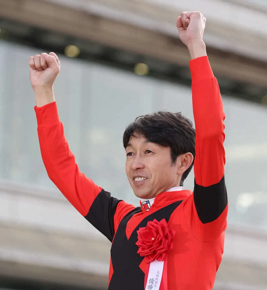 ＜大阪杯＞インタビュー後、ポーズを決める武豊騎手（撮影・亀井　直樹）