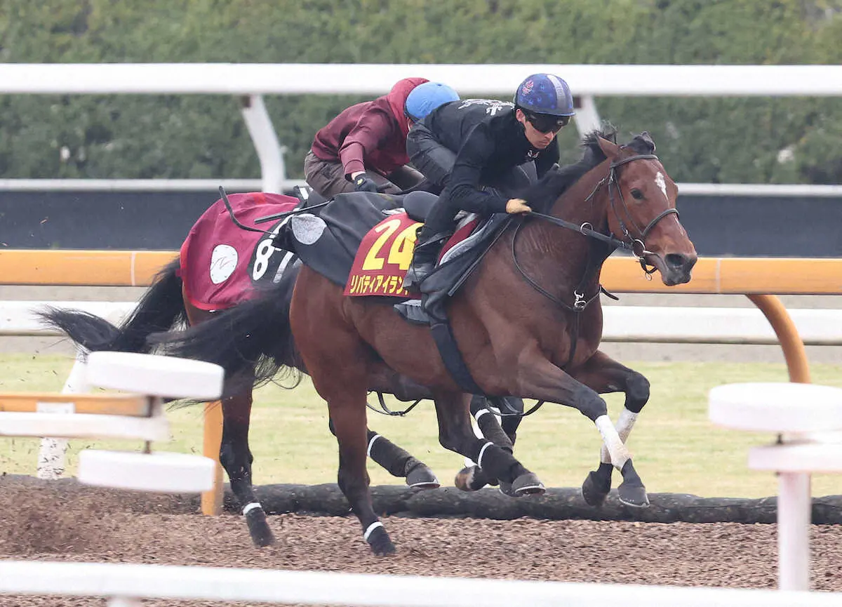 川田将雅を背にCウッドをレッドラグラス（奥）と併せ馬で追い切るリバティアイランド