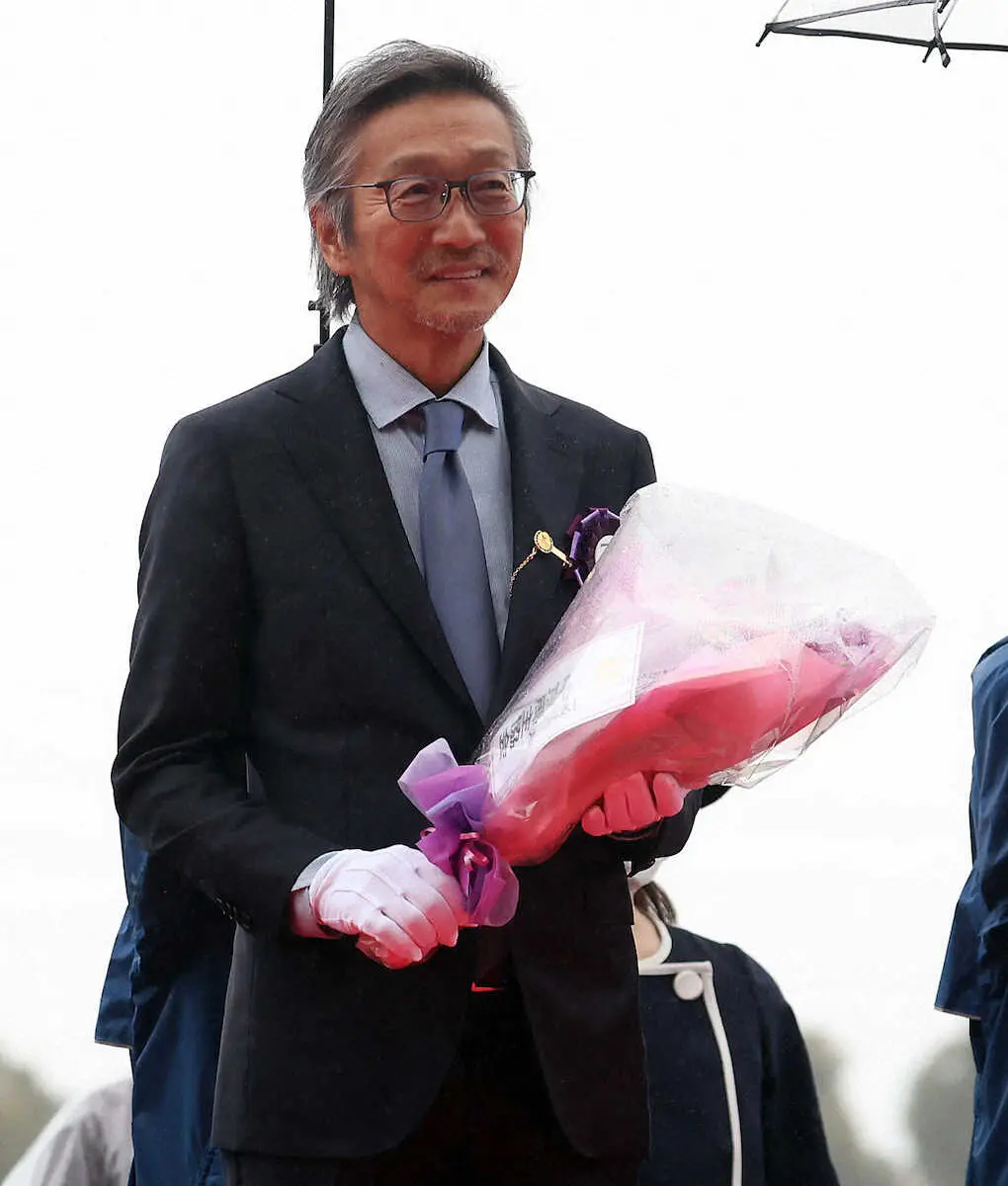 3月26日、ファストフォースで制した高松宮記念の表彰式で笑顔の安原浩司オーナー