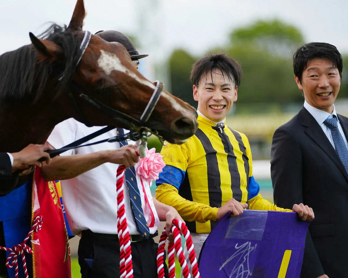 ＜皐月賞＞レースを制したソールオリエンスと笑顔を見せる横山武（撮影・河野　光希）