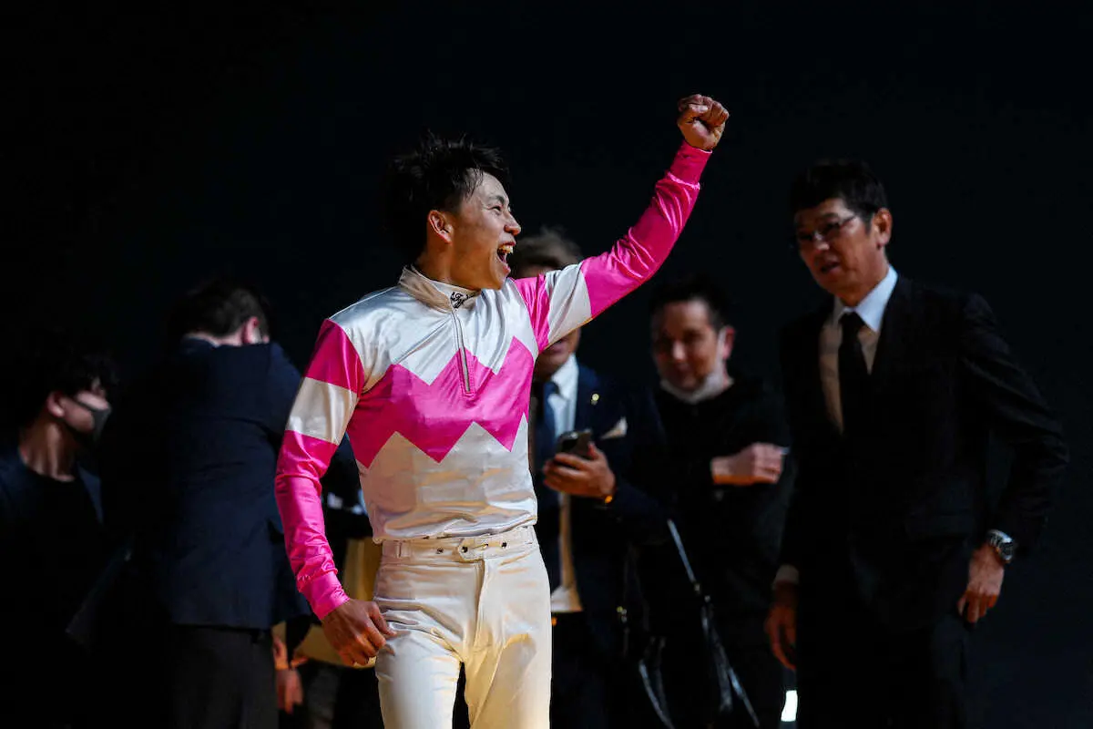 19日の東京スプリントを制し、喜びを爆発させる横山武史（撮影・河野　光希）