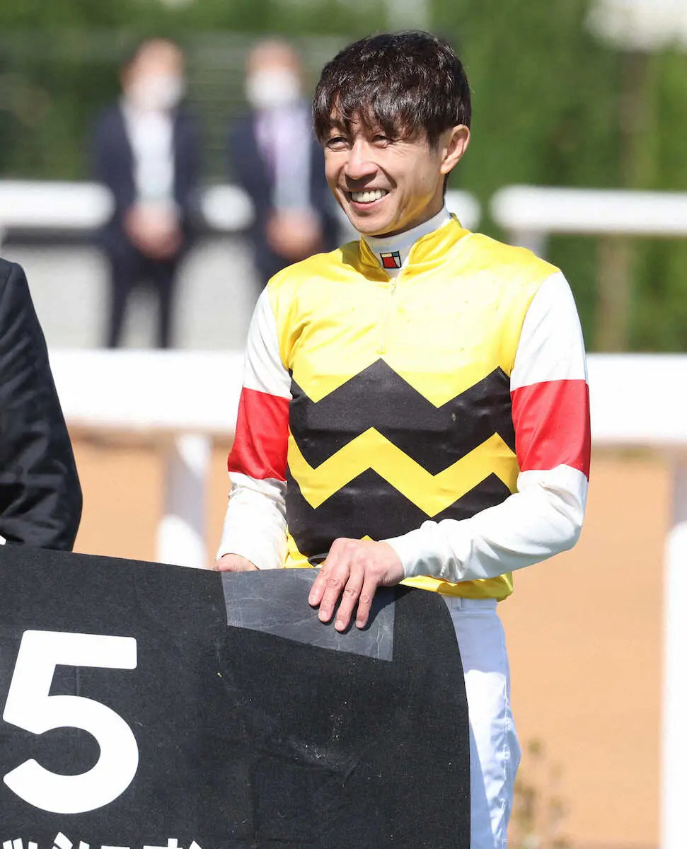 ＜あやめ賞＞プッシュオンで勝利した武豊騎手（撮影・亀井　直樹）