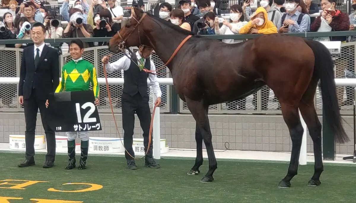 ＜朱雀S＞3連勝でオープン入りを決めたサトノレーヴと浜中（左から2人目）