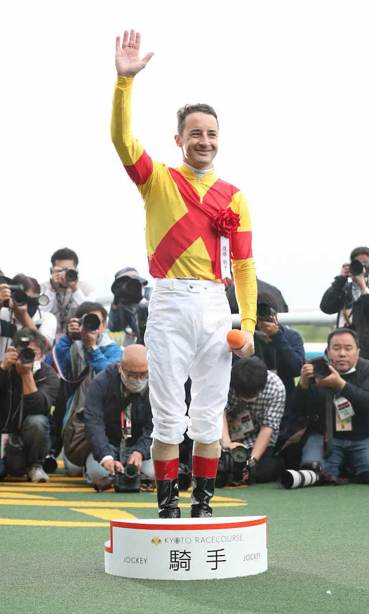 ＜京都11R・天皇賞（春）＞　優勝インタビューを終え、観客にあいさつするルメール　（撮影・須田　麻祐子）