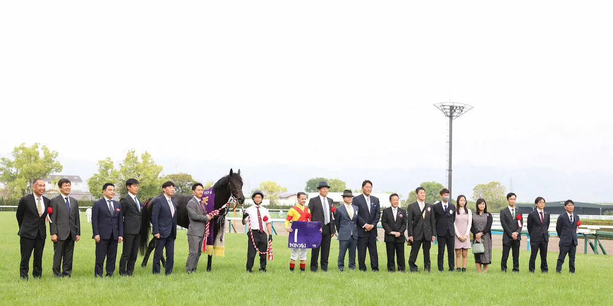 ＜京都11R・天皇賞春＞　天皇賞春を制し口取り写真に納まるジャスティンパレスと関係者ら。左から8人目がルメール騎手、右から3人目が杉山晴紀調教師　（撮影・亀井　直樹）　