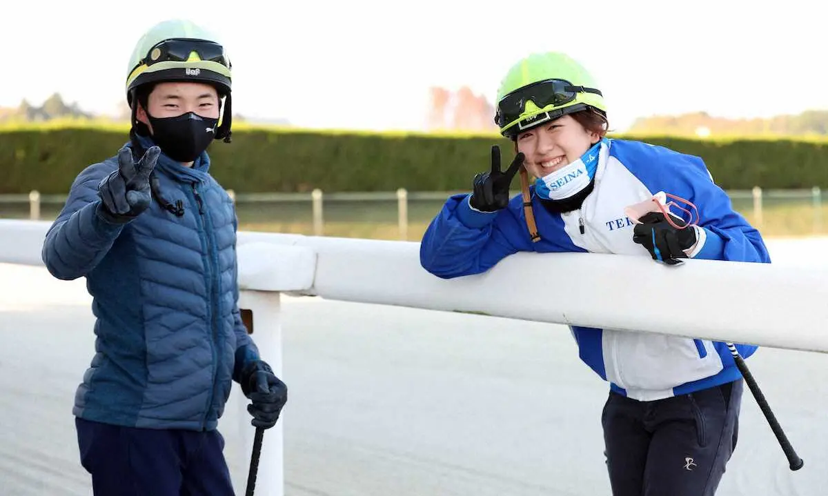 ピースサインの角田大河（左）と今村聖奈（22年12月撮影）