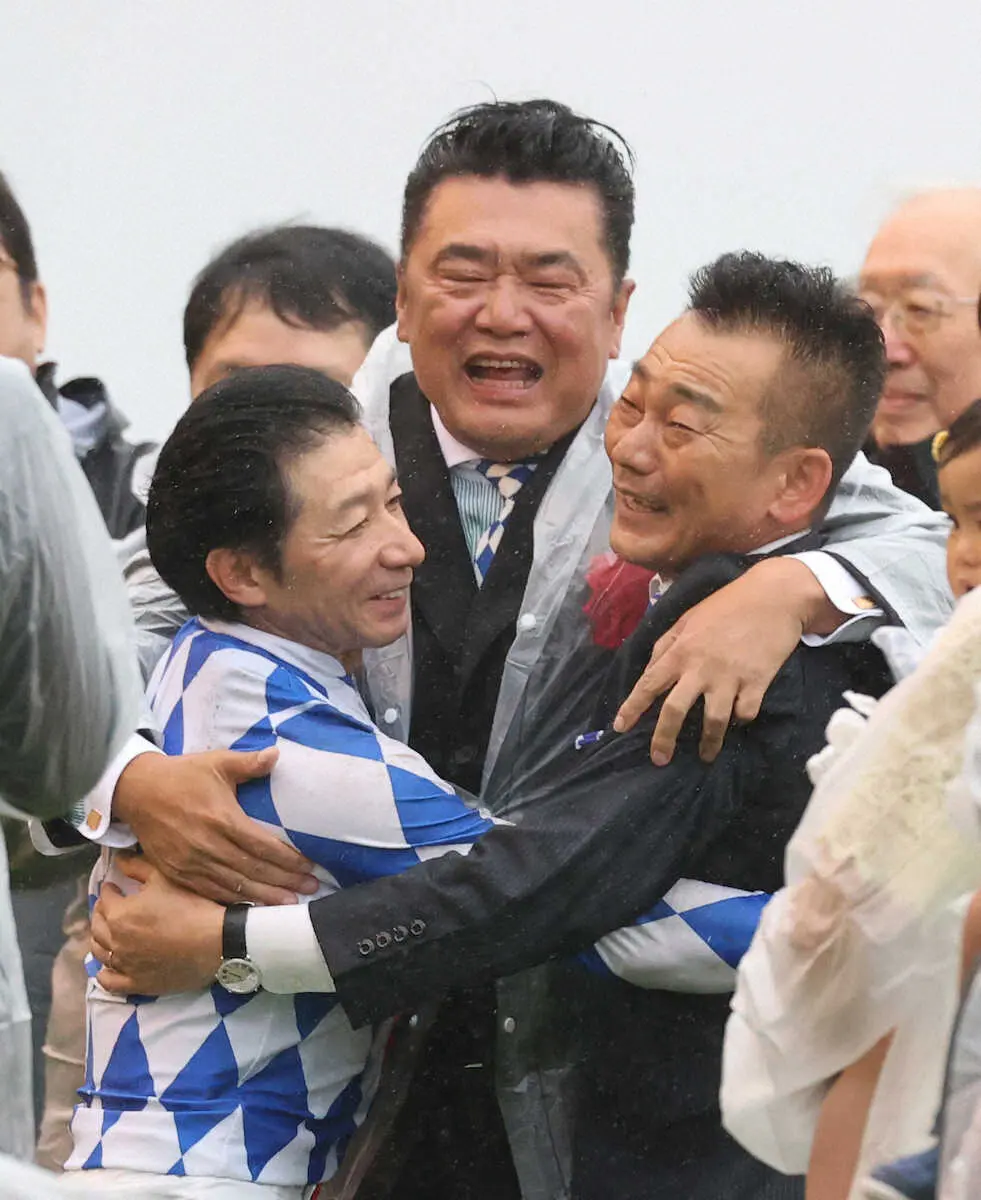 ＜NHKマイルC＞シャンパンカラーでレースを制し抱き合って喜ぶ（左から）内田、青山オーナー、田中剛師（撮影・村上　大輔）