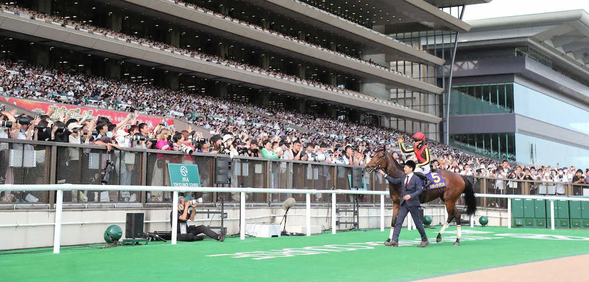 ＜オークス＞ファンに手を振るリバティアイランドの川田（撮影・村上　大輔）