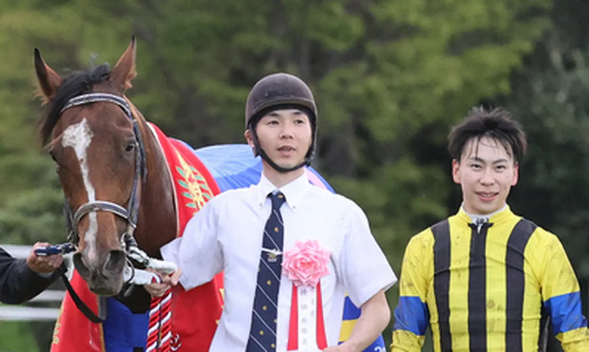 ソールオリエンスで皐月賞を制し、笑顔の横山武と名畑助手